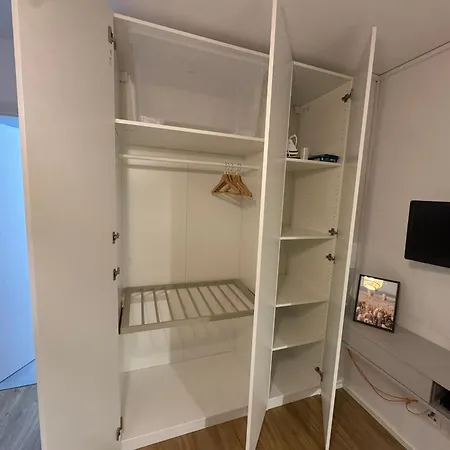 Schoene Mit Eigenem Eingang Souterrain Lägenhet *